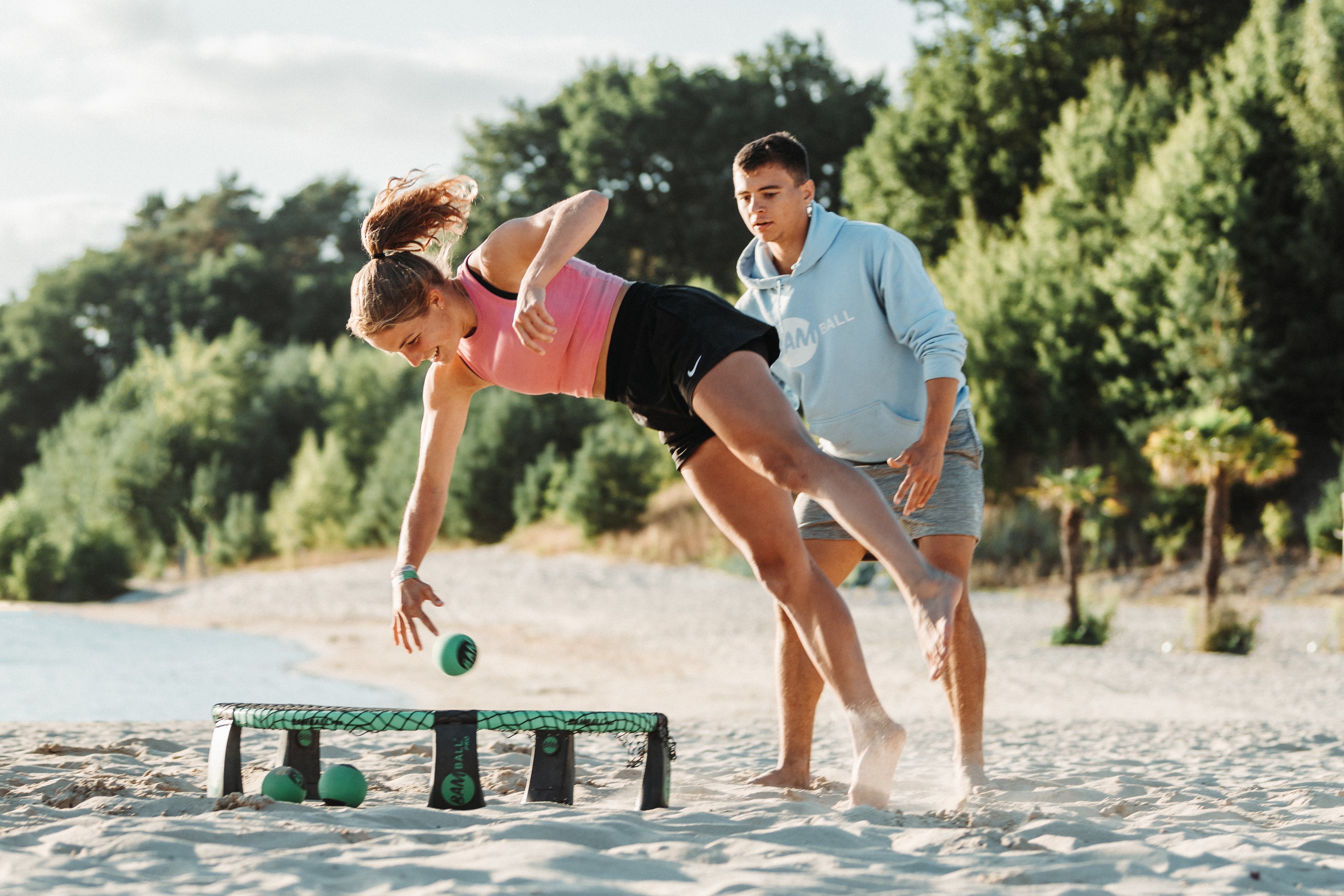 Roundnet Spielerin, wie sie über das Netz spielt, um den Ball zu schlagen