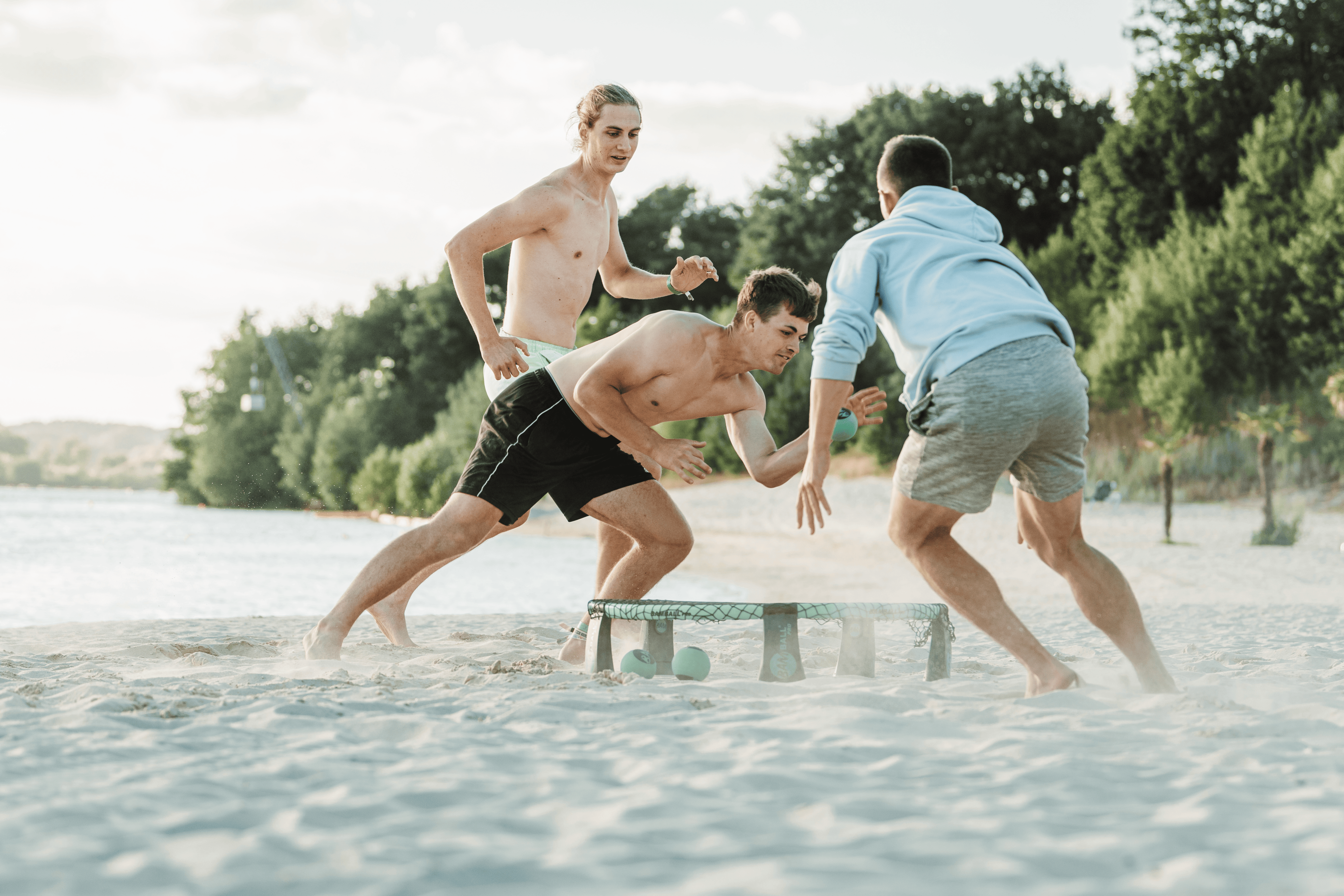 Drei Roundnet Spieler am Strand