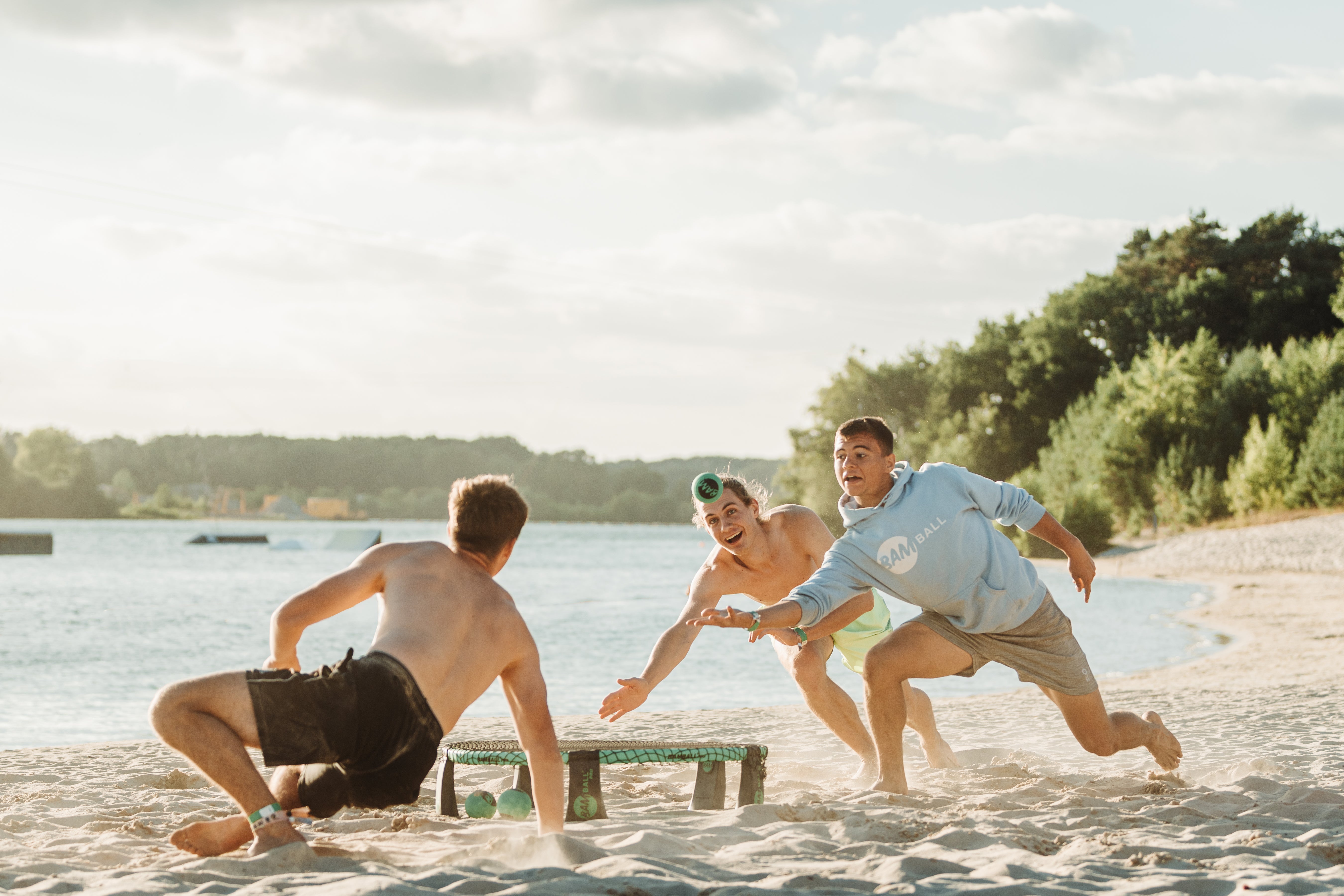 Drei Roundnet Spieler am Strand